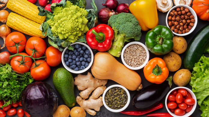 Farfurie colorată cu legume și cereale